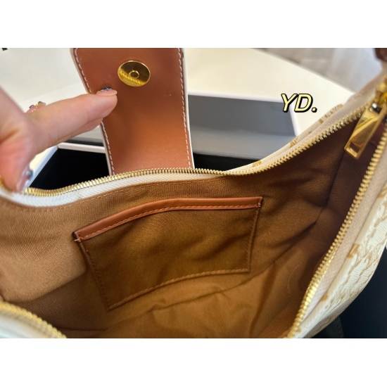 2023.10.30 P200 (Folding Box) size: 2313Celine Sailing's latest triumphal arch Eva armpit crescent shaped armpit design ➕ The Triumphal Arch logo has a casual feel all over it, it's really amazing! The capacity can meet the current needs of going out, mak
