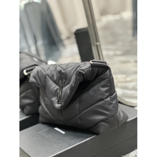 20231128 Batch: 580Loulou buffer_ Nylon style men's and women's salt college style single shoulder crossbody bag with lightweight nylon fabric. The overall low-key luxury and versatile commuting bag shape is casual and can be salted. The black logo design