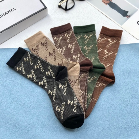 2024.01.22 [One Box of Five Pairs] Chanel Chanel's Hot selling Single Needle, Single Way Socks High Edition~Looking Explosive! This is a must-have counter for trendsetters in Europe and America to purchase high-quality socks. When paired, it looks super s