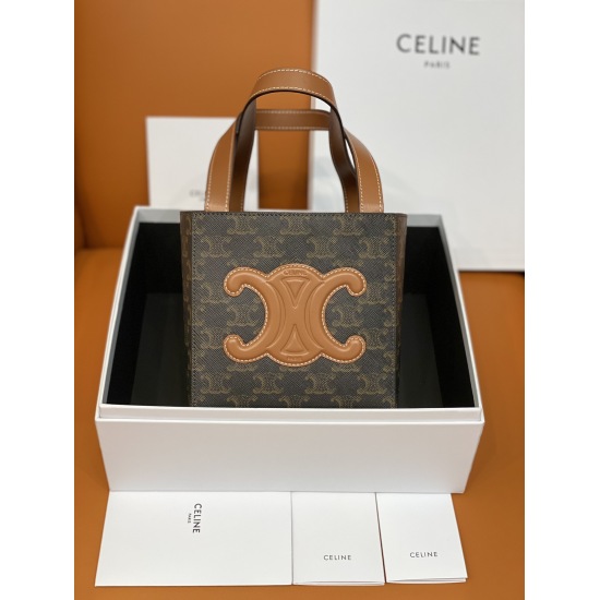20240315 p770 [CL Home] New CuirTriomphe series handbag, continuing the Triumph logo leather patch as the iconic element, launches a new Cube bag, creating a playful and lively atmosphere! This Cube bag features a cube size of 15x15x15cm, resembling a sma