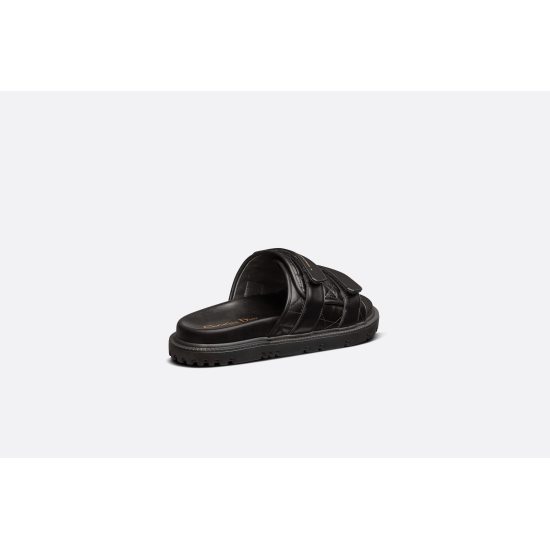 20240407 P240 This Dio (r) evolution sandal is meticulously crafted from black stitched rattan patterned cowhide leather, with a stylish style. Paired with an insole that fits the foot shape, it is made of exceptionally lightweight and comfortable leather