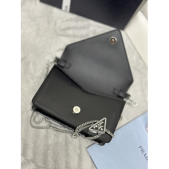 On March 12, 2024, the original 710 special grade 830 large triangle flap 1BH1892021 new large triangle logo was originally embellished in Mario's design, showcasing the trendy style of the bag. It is equipped with an adjustable and detachable chain shoul
