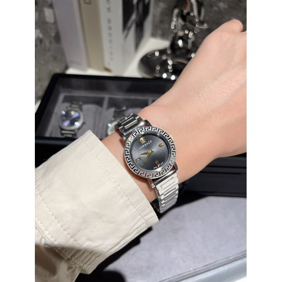 20240417 White 270 Gold 290 New Versace Versace PET Series, with a diameter of 28mm, combines minimalist timepieces with innovative style designs and eye-catching wristbands, showcasing a combination full of urban style. Designed for urban women, it is ve