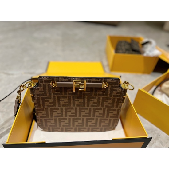 On October 26, 2023, with a box size of 25 * 19cm, Fendi touch is a female executive's bag with a double F exquisite lock buckle that exudes the flavor of Hermes. This bag is particularly stylish in both color and design! ⚠ Quality of cowhide!