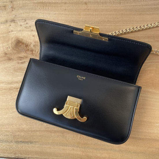 20240315 P1030 Top of the line original CELINE 2022 Spring/Summer collection has released a new short chain underarm bag, which is similar in size to the old cowhide shoulder strap underarm bag. The design replaces the cowhide shoulder strap with a chain,