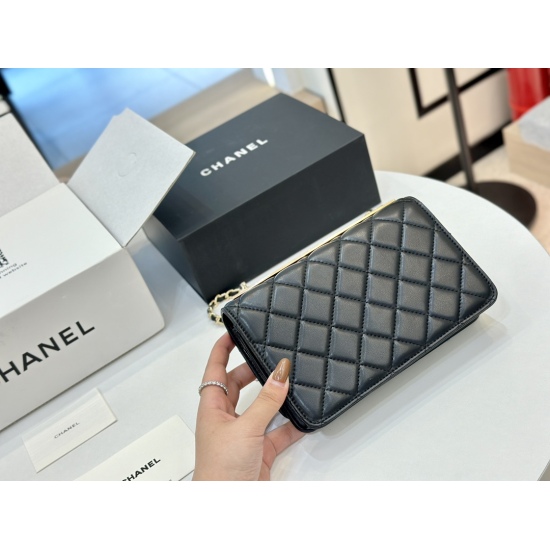On October 13, 2023, 200 comes with a folding box and an airplane box size of 19 * 12cm. The Chanel Classic Wealth Bag woc has excellent quality! The bag has a slot and a hidden bag! Very practical!