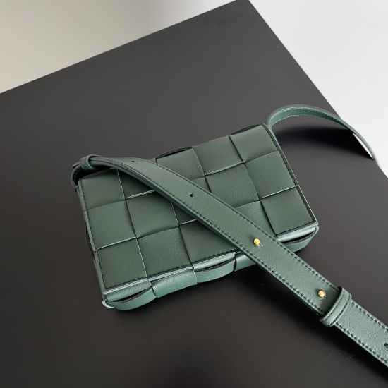 20240328 Original Order 860 Special Grade 980 Spot Issue First Online ♨️♨️ (Mini size) BV sheepskin+15 grid cassette+limited edition: Classic style, high-end and minimalist. This upper body is super refreshing! Paired with BV parrot green on the edge, it 