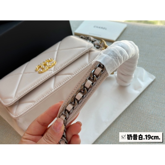2023.09.03 195 box size: 19 * 12cm Xiaoxiangjia bag19 woc, the quality is very good! The bag has a slot and a hidden bag. New Woc chain ⛓️ Designed with three color combinations, it feels great!