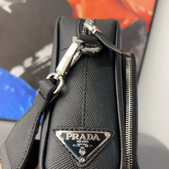 2023.11.06 P270 Prada Triangle Cowhide Postman Bag with Diagonal Straddle Shoulder Bag Made of High Quality Original Fabric Material High end Goods Comes with Small Ticket Special Container Item Number Specification: 24 x 18