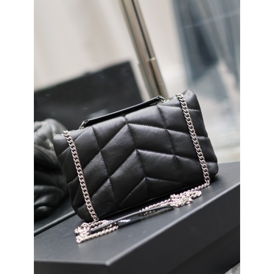 20231128 batch: 650 black silver buckle double chain Loulou Puffer mini_ Mini size double chain bag is here! The whole bag is made of soft Italian sheepskin, paired with Y family diagonal stripe stitching technology. It has a soft texture front flap bag, 