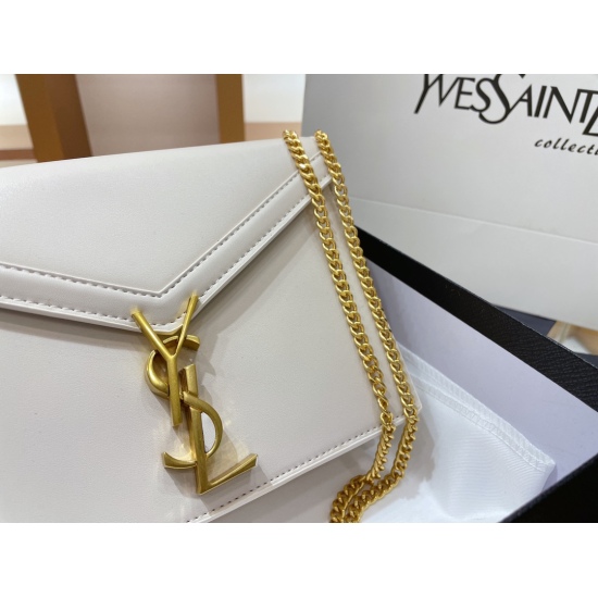 2023.10.18 P200 Counter Gift Box - YSL Cassandra Saint Laurent Envelope Bag ✉️ Ouyang Nana's classic logo and rotating buttons cleverly blend into one, creating a luxurious and exquisite upper body effect! It can easily pair with high-end clothing, and it