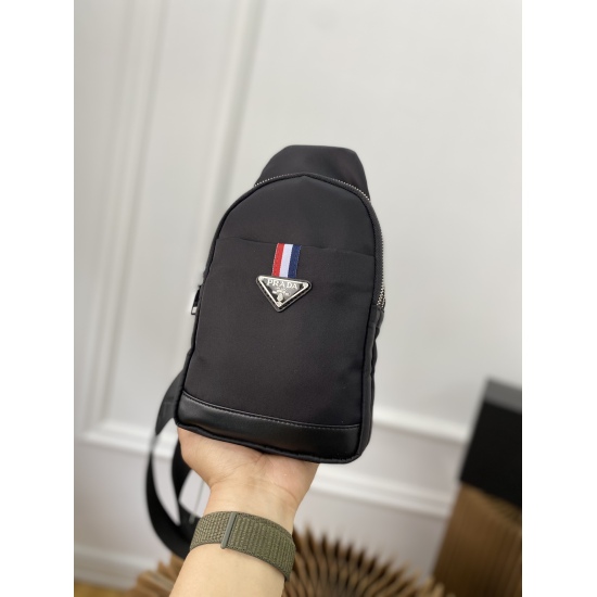 2023.11.06 P140 PRADA Nylon Triangle Breast Bag for Men's One Shoulder Backpack is exquisitely inlaid with exquisite craftsmanship, making it a classic and versatile item. Original factory fabric delivery small ticket dustproof bag 28 x 15 cm