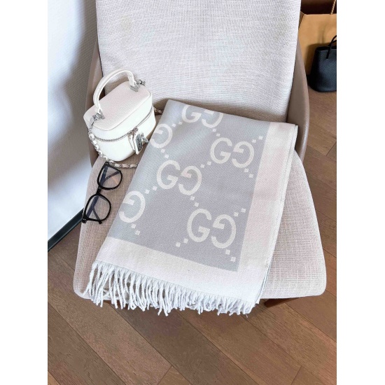 2023.10.05 351:1 Customization! Purchase level! The latest double-sided dual-use scarf, with the GG logo as a representative traditional essence of Gucci, has always been inseparable from the series, presenting extraordinary levels, styles, and designs in