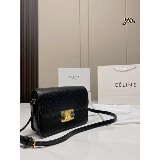 2023.10.30 P185 (Folding Box) size: 2215Celine New ❤️ The ostrich patterned tofu bag has a flip lock design, and the concave and convex texture is easy to match with the upper body, which is really too textured