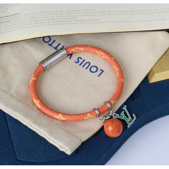 2023.07.11  Donkey Family Bracelet New Arrival ✨ Get rid of the blandness of classic bracelets, orange paired with fruit pendants gives a cool and trendy feeling
