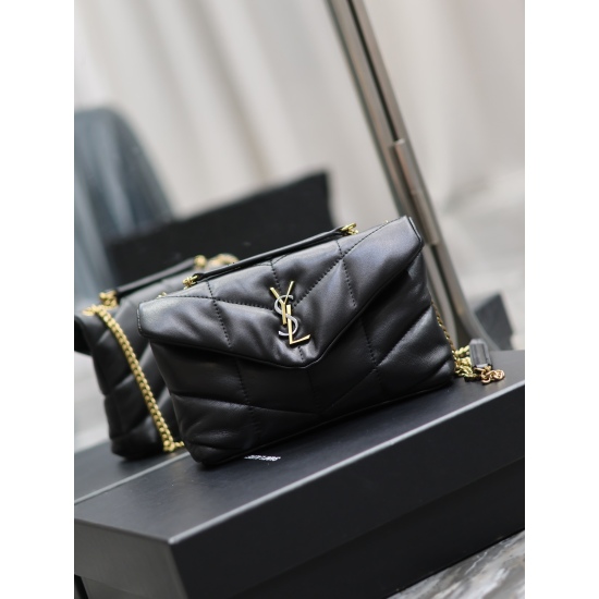 20231128 batch: 650 black tricolor hardware buckle double chain Loulou Puffer mini_ Mini size double chain bag is here! The whole bag is made of soft Italian sheepskin, paired with Y family diagonal stripe stitching technology. It has a soft texture front