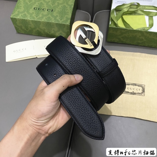 Width 40 millimeters! The Gucci counter has shipped the same belt series! The double-sided leather belt is made of top layer cowhide, and the double G belt is made of smooth leather. Black leather, paired with a double G double diamond buckle, the metal a