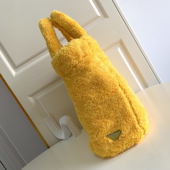 2024.03.12 P630 Yellow Prada ͎.͎  A new plush shopping bag that cannot be rejected! The soft and sticky fur texture is super comfortable and looks warm. It can hold cute and concave shapes, which is fashionable and popular on the internet. Girls who like 