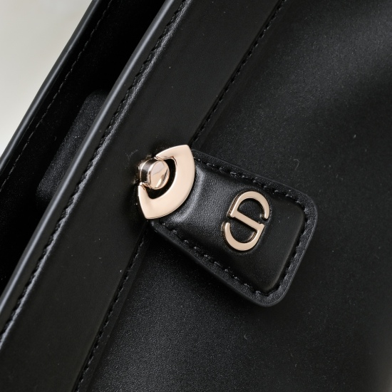 2023.07.20 Black Spot ‼️ Equipped with a new Key handbag series, Dior perfectly showcases the charm of a retro style. Made of imported calf leather and meticulously crafted, decorated with a unique knob style letter logo buckle, inspired by the unique loc