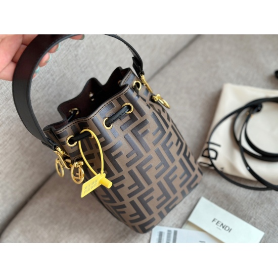 2023.10.26 225 box with cowhide size of 12.5 * 18cm, a popular must-have item, Fendi bucket bag, high-quality original details, hardware configuration ✅ Long shoulder straps! Fendi vintage mini bucket bag that completely doesn't pick and match! Capacity a