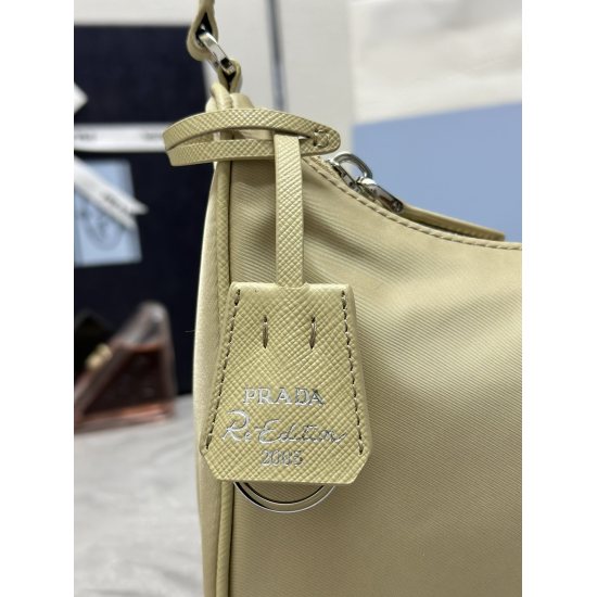 On March 12, 2024, the latest popular leather shoulder strap from 380 Extra Class 480 Prada, the white lace hardware Hobo2005, is a women's nylon shoulder bag, model: 1NE204. It is made of imported original parachute fabric, hand held cross grain cowhide,