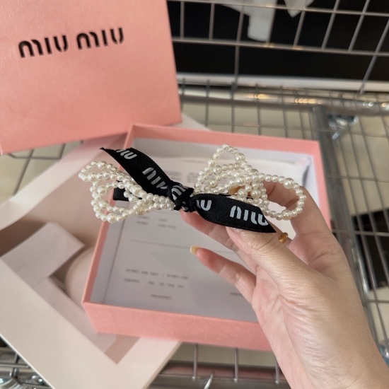 20240413 P 50 comes with a packaging box (single). The new letter duckbill clip from Miumiu is simple, elegant, practical, and versatile, making it very worth buying
