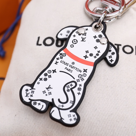 2023.07.11  M00746LV DALMATA bag decoration and keychain LV Daldata bag decoration and keychain release humor with exquisite details. The spotted dog has a charming and naive image, and its pattern is composed of a pocket Monogram pattern, which can injec