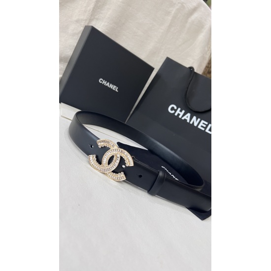On December 14, 2023, Chanel features a dual C belt made of calf leather, paired with diamonds for a classic and versatile high-end 3.0 wide design