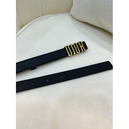 On March 6, 2024, the Dior waistband adopts a retro color double-sided calf leather style, which is slender and can be paired with skirts, pants, or dresses to enhance the body shape. Belt width: 2.0cm