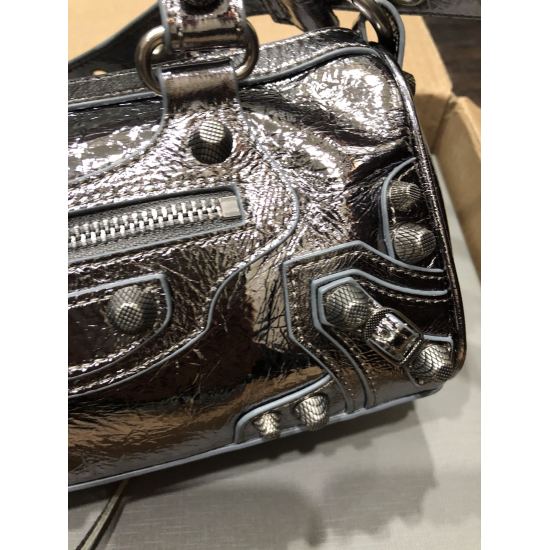 20240324 batch 820 new mini travel bag • Size: 19.8 L x 14.0 H x 11.9 W • Imported explosive pattern leather silver • Travel bag • Two leather hand woven handles • Adjustable and detachable shoulder straps (40 cm) • Leather woven shoulder pads • Used silv