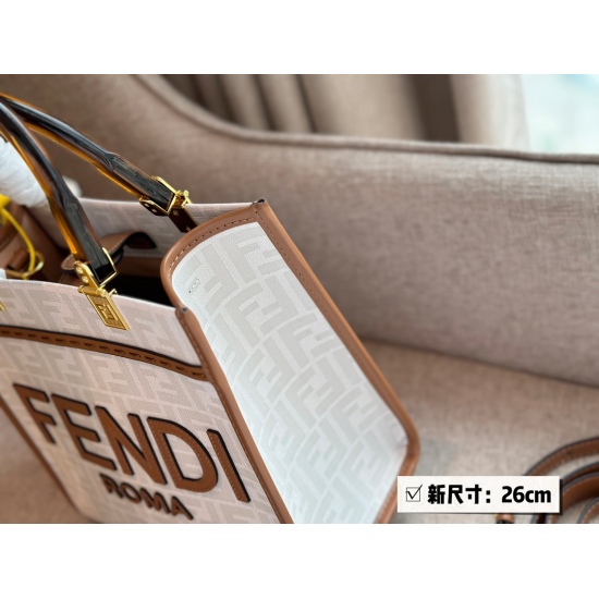 2023.10.26 230 box size: 26 * 23cm 2023 Fenditote bag has released a new size (small) Oh, it's perfect for daily street use. Small Tote bags are practical and versatile!