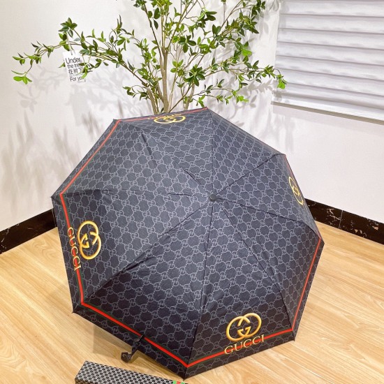 2023.06.30 GUCCI The classic GUCCI three color stripe pattern design of the new summer counter is more unique among numerous brand designs. The fully automatic folding umbrella with new coating technology brings surprising shading effects. The beautifu
