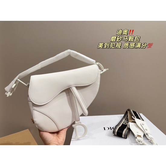 2023.10.07 P195 box matching ⚠ The size of the 15.18 Dior matte saddle bag is simply irresistible, showcasing a sense of elegance and sophistication. It is a must-have item for beauty collection