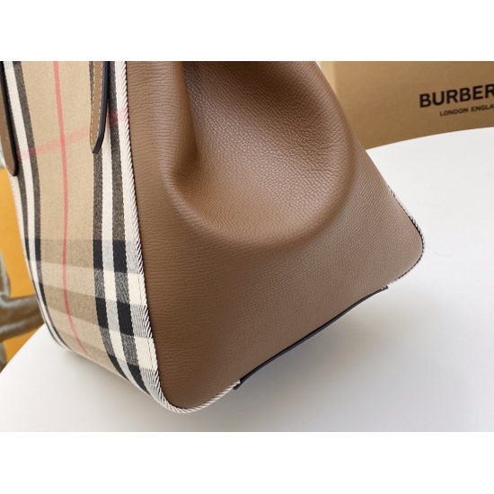 2024.03.09P680 (top-level original order)! Burberry's exquisite grain leather tote bag, paired with House Check checkered cotton twill side trim, with an open mouth tied with magnetic drawstring, showcasing unique and sophisticated fashion quality. Multip