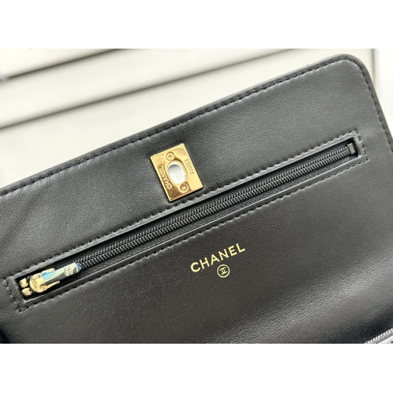 P860A96008 Chanel 23A Wooden Bead Handle Woc Handicraft Workshop Series features exquisite chocolate brown handles that are too high-end. The wooden bead handle is truly super exquisite, and the small beads are also embedded with a metal logo. The bag has