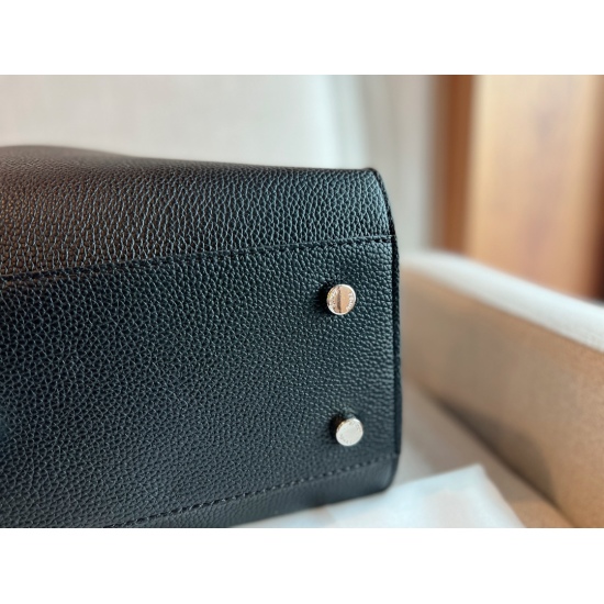 2023.10.26 245 Boxless Size: 36 * 30cm Fendi Men's Platinum Bag 21ss Soft Leather Series Two compartments One side zipper/One side hook!! The cute and mischievous little monster of Ninzang!
