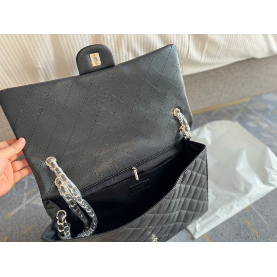 285 unboxed size: 40 * 26cm Xiaoxiangjia CF denim airport bag! The feeling of being naturally lazy and relaxed! It's really super large! Too trendy and cool, this size! This stylish and easy to carry medieval bag!!!