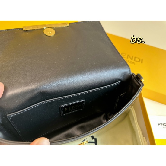 2023.10.26 P185 (with box) size: 2112FENDI Fendi Lacquer Leather Chain Crossbody Bag Bright Lacquer Leather with Gold Metal Decoration Simple Design, Soft Lacquer Leather Fabric Chain: Single Shoulder or Crossbody - Simple yet Advanced! Summer recommendat