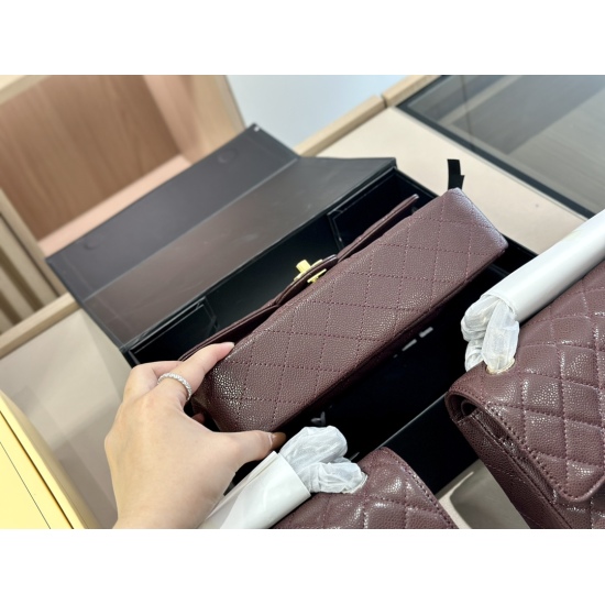 On October 13, 2023, 250 comes with a folding box airplane box size: 25cm Chanel. We have been working very hard to make caviar fabric that is very comfortable for other goods on the market! No matter who you are, hold it steady ✔️✔️，