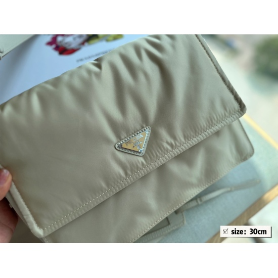 2023.11.06 280 (light color) with folding box Prad messenger bag has super capacity for both men and women. The size is in one word: length 30x height 21.5x bottom 12cm