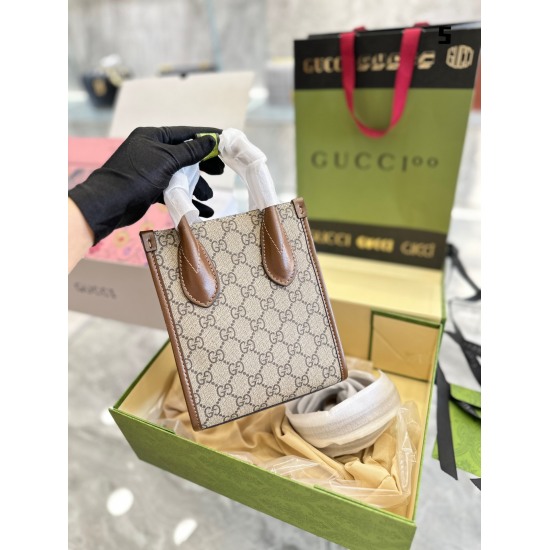 On October 3, 2023, the gucci score pack P215 has always been an important stroke in fashion history. After time, it has become increasingly charming, attracting countless girls, and continuing the retro style. And the Gucci Horse Titles Buckle 1955 Shoul