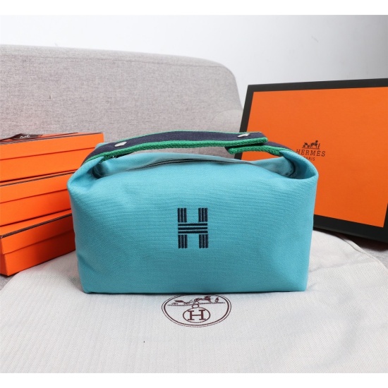 20240317 Hermes (top-level version) 2020 newly released toiletries bag Trousse Bride-A Trace, also known as lunch box bag Large size: 25 * 21 * 14 Batch: 600 Small size: 21 * 17 * 12 Batch: 580 Capacity is very considerable, with a few inner pockets insid