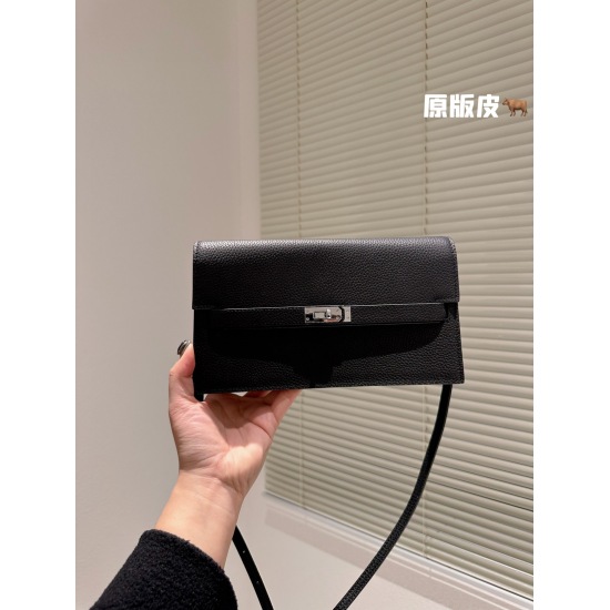 2023.10.29 Cowhide P250 Hermes Kelly Bag. The upper body is a workplace elite, simple but not simple. The classic bag shape of Kelly Danse, the textured lychee patterned cowhide top layer, and the silver lock buckle are a highlight of the workplace elite 
