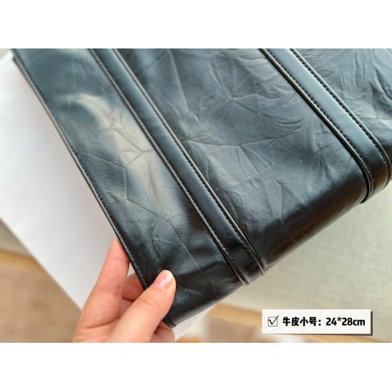 2023.11.06 280 cowhide box less small size 290 cowhide box less large size: 24 * 28cm (small size) 30 * 35cm (large size) prad tote score (shopping bag) The leather material is thick, very textured, and truly practical!!