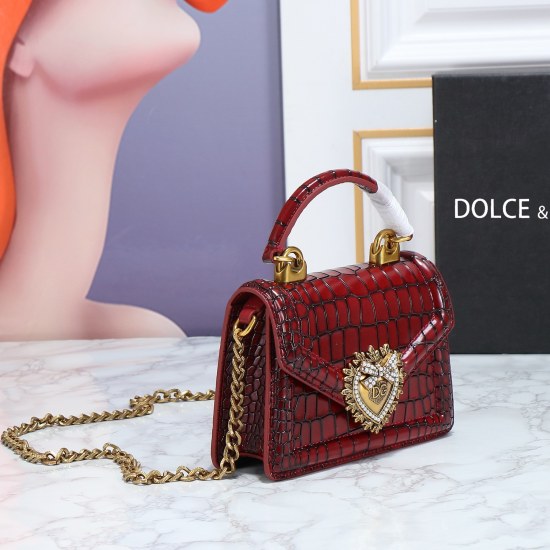 20240319 batch 520 new DolceGabbana overseas purchasing special product love bow ✨ The chain handbag is mainly simple and fashionable, and the most popular crossbody bag is made of imported raw materials. The front DG logo and the front flip cover are hid