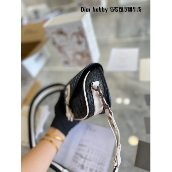 2023.10.07 P280 Cowhide DiorBobby Crescent Bag~ The 2022 new yyds Dior 2022 new bobby is truly beloved and has become my new favorite recently. Compared to the old model, it is even slimmer and presents a half moon shaped retro yet fashionable look. Small
