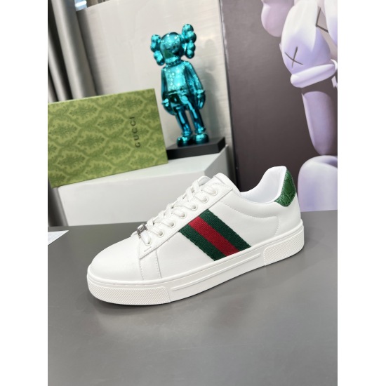 20240414, 2023 GUCCl Home New Release [Rose] [Rose] [Rose] Ace Series Sports Shoes Continues Brand Narrative, Craftsmanship Achieves Main Item. The original 1:1 mold is made of white leather, with red and green woven straps and green leather details. The 
