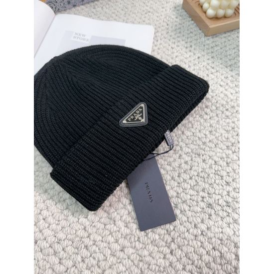 2023.10.02 45Prada Autumn and Winter Flapped Wool Knitted Wool Hat This is definitely a minimalist favorite. Clean, agile, stylish and versatile, definitely not picky about face shape! A timeless fashion classic! Fashion black and white can be added toget