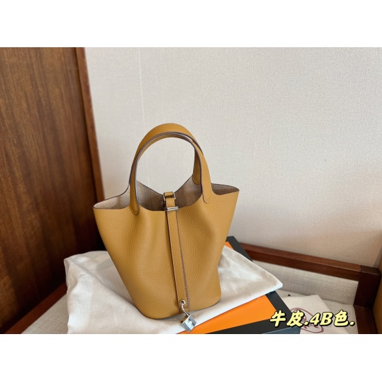 2023.10.29 260 with foldable box size: 18 * 19cm vegetable basket - gentle to H's vegetable basket ‼ : ‼ Top layer tc cowhide/oil wax thread ⚠ Delivery of scarves ⚠ Logo style! ⚠ The leather has a great texture! There is a sag! Those who understand goods 