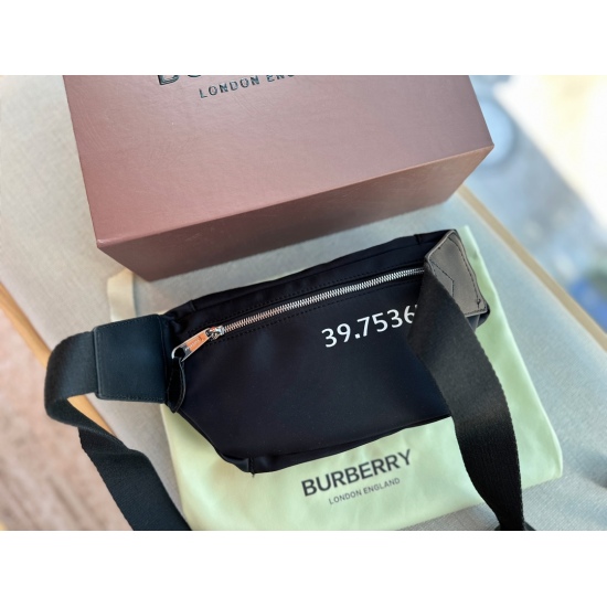 2023.11.17 180 box size: Top width 28cm * 15cm bur waist pack! Cool and cute! This waist bag really shouldn't be too easy to carry! I'll definitely like it, right~